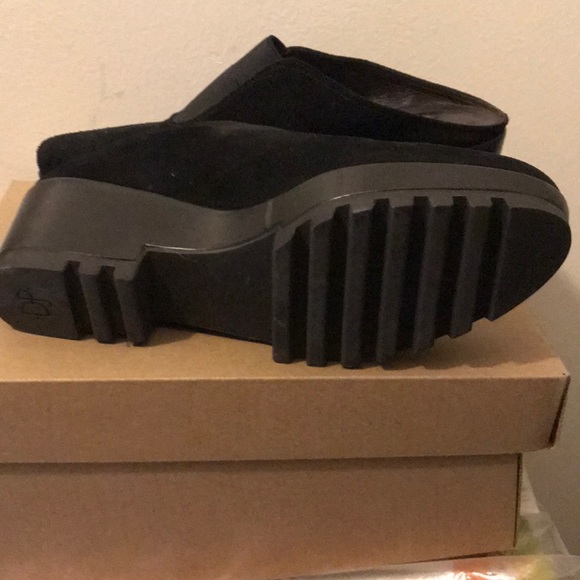 Donald Pliner clog style shoe, black suede - Picture 4 of 5